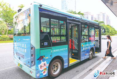 晉江公交‘變身’移動宣傳窗口，博士后風采駛?cè)胧忻裆? />
</span>
<span id=